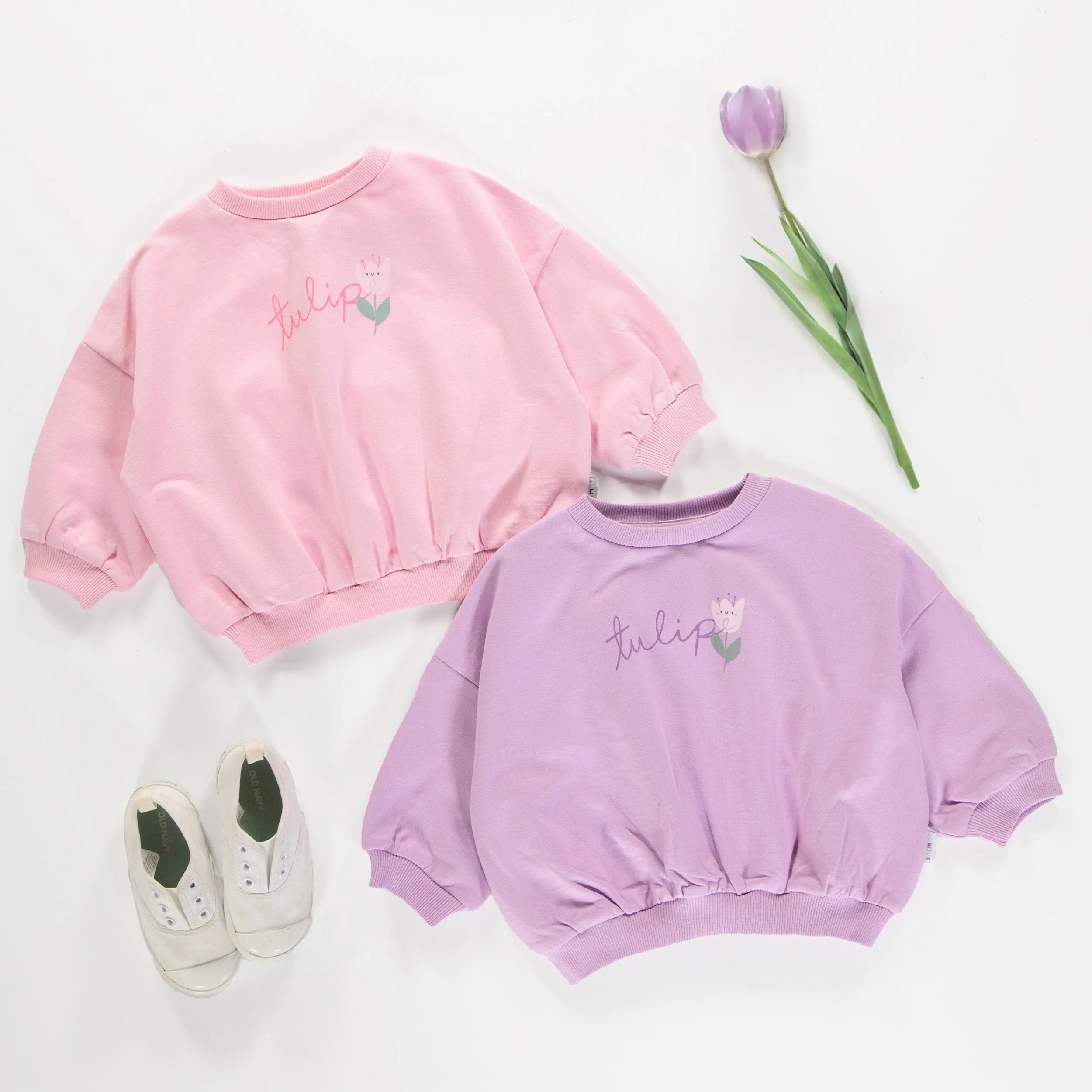 Chandail ample rose avec motif de tulipe en coton français, bébé || Loose-fitting pink sweater with tulip motif in french cotton, baby