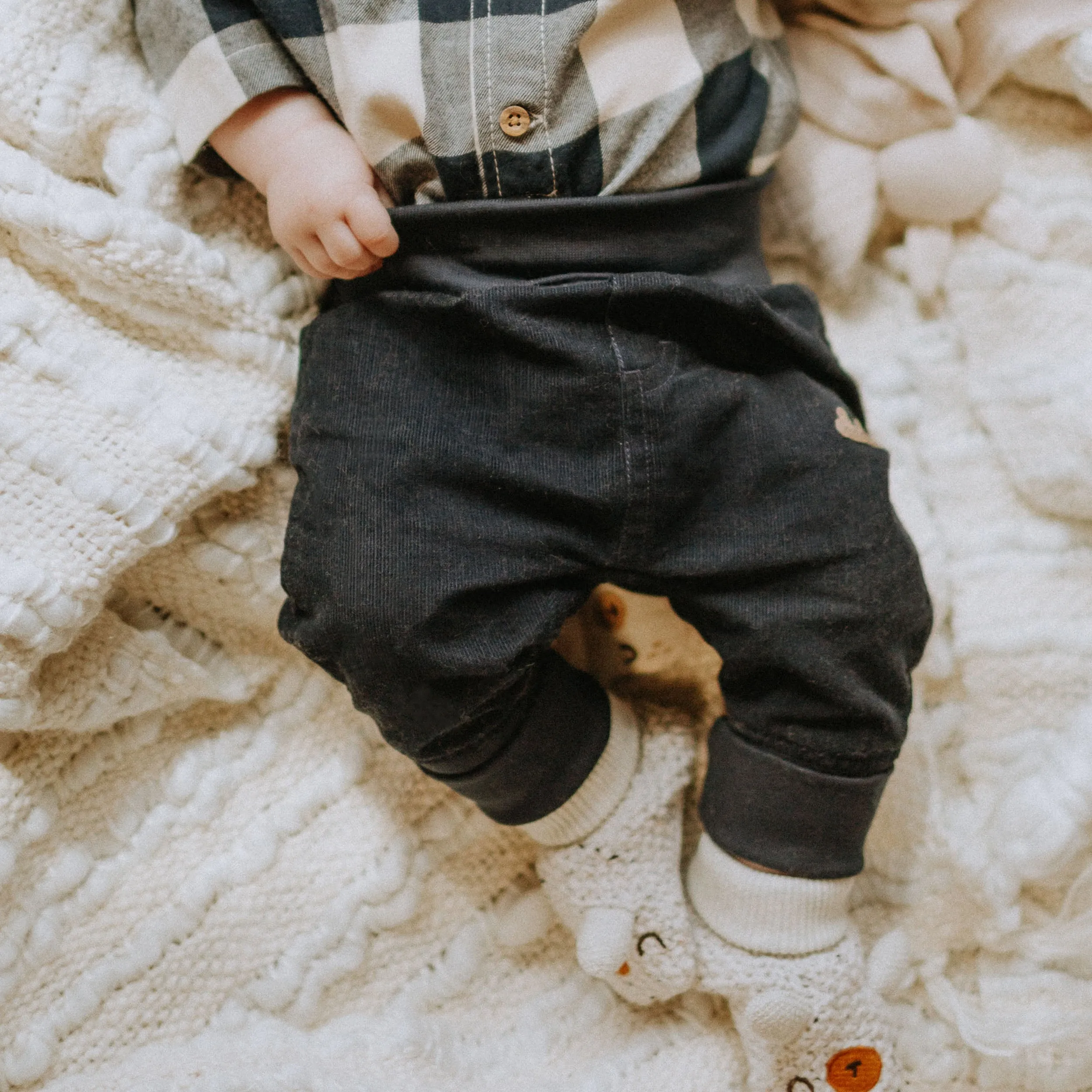 Chemise cache-couche marine et crème à carreaux en flanelle brossée, naissance || Navy and cream plaid shirt with a bodysuit in brushed flannel, newborn