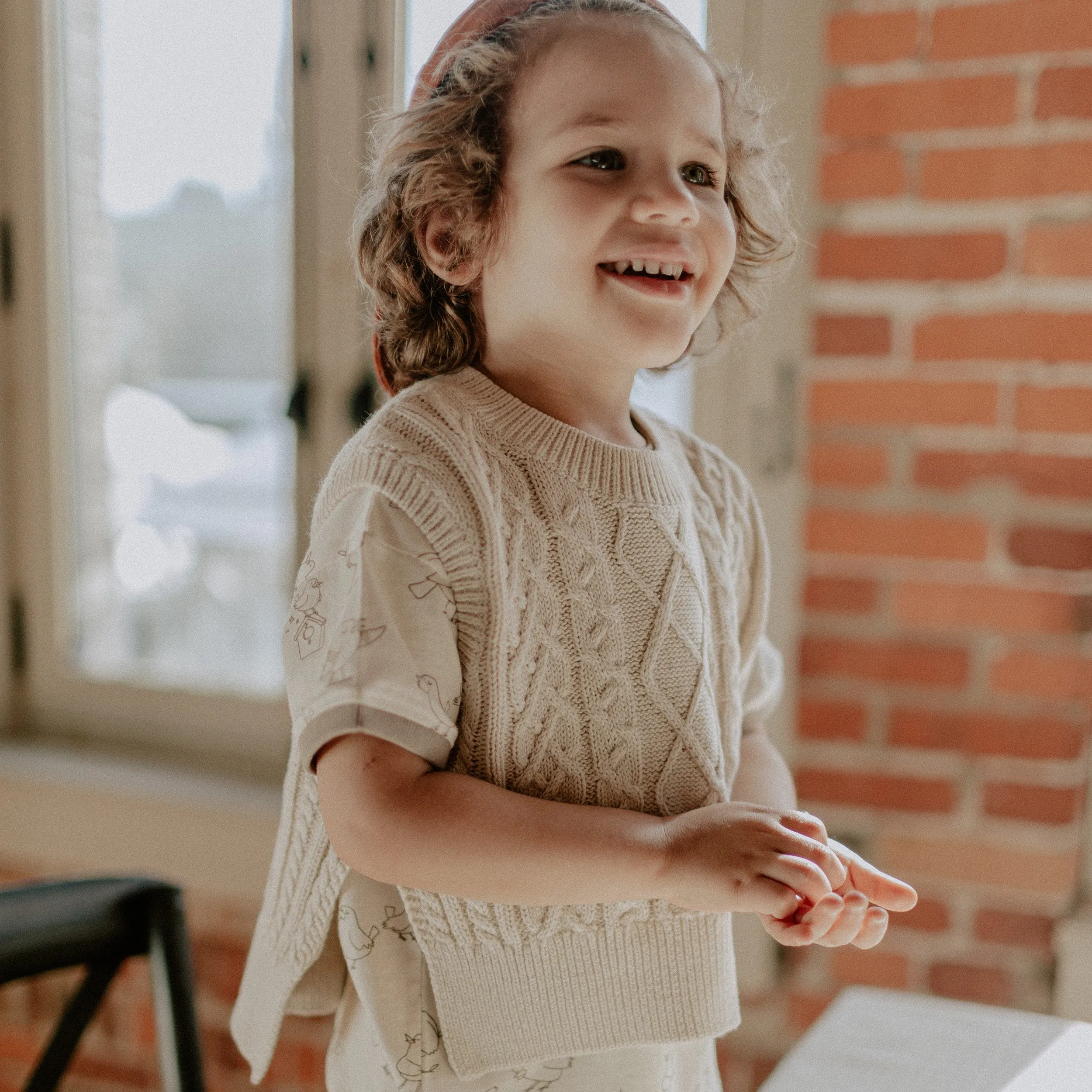 Débardeur de maille tressée crème, bébé || Cream knit sleeveless vest, baby