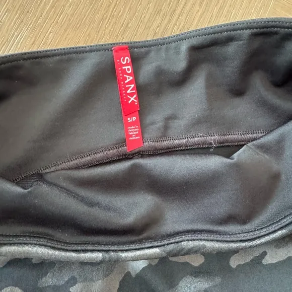Spanx Faux Leather Camo Leggings Matte Black Sz S