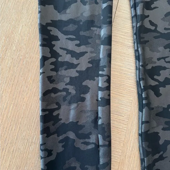 Spanx Faux Leather Camo Leggings Matte Black Sz S