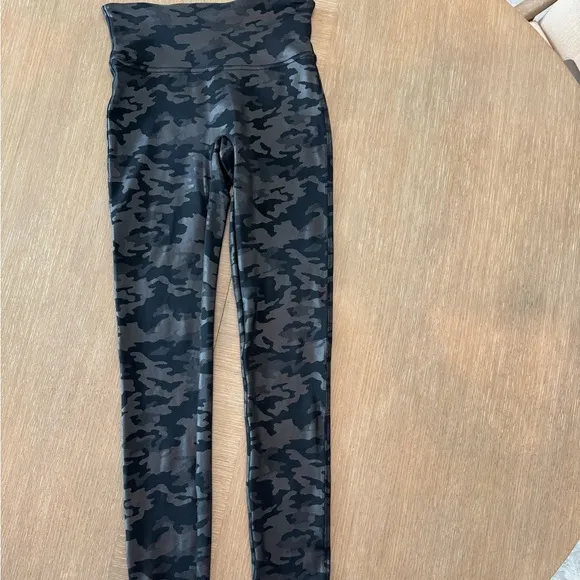 Spanx Faux Leather Camo Leggings Matte Black Sz S