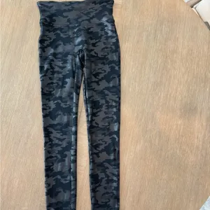 Spanx Faux Leather Camo Leggings Matte Black Sz S