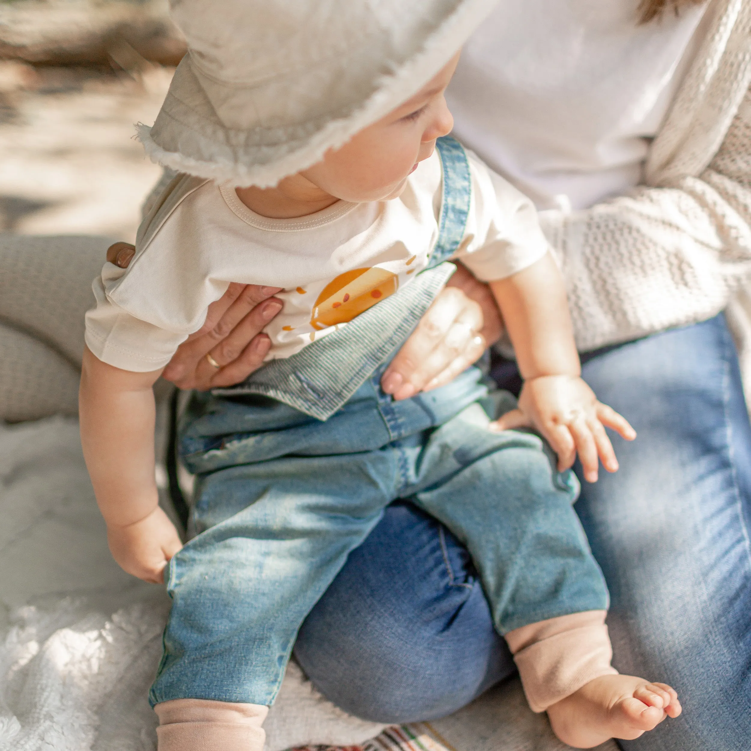 T-shirt crème en coton biologique extensible, naissance || Cream t-shirt in stretch organic cotton, newborn
